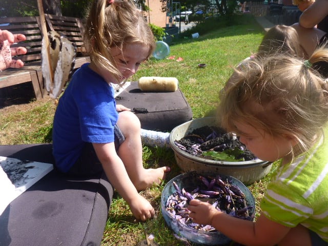 2017 imd toddlers explore natural materials through senses